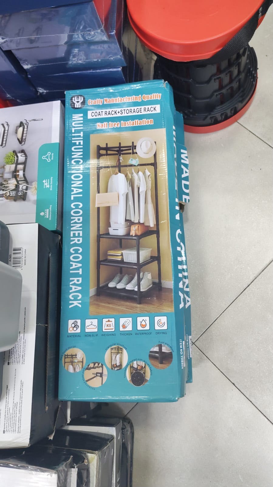 علاقة ملابس زاوية عملية